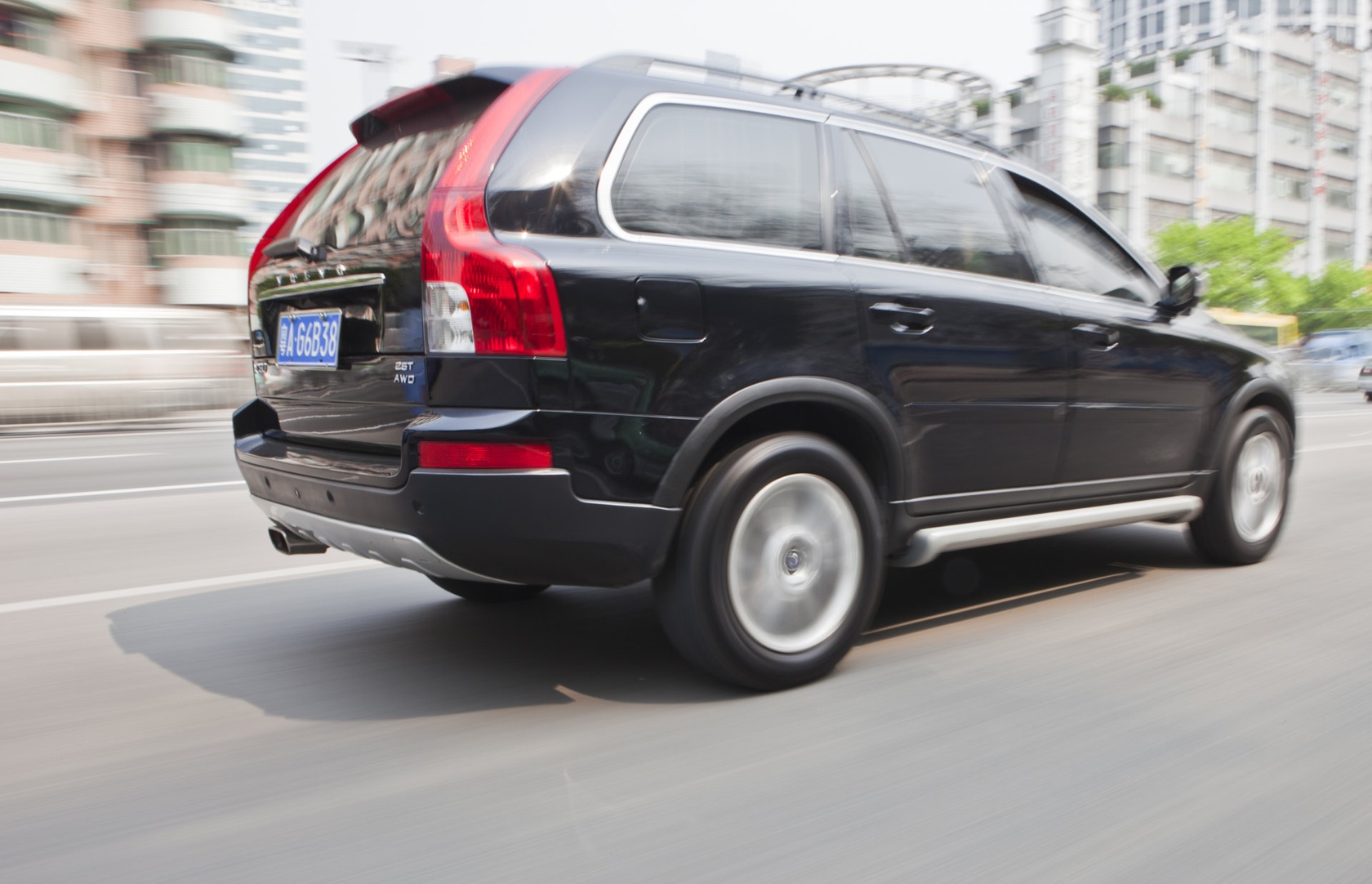 Volvo XC90 to duży i bardzo wygodny SUV. Mimo konserwatywnego charakteru i lekko podstarzałego już wyglądu, nadal prezentuje się imponująco.