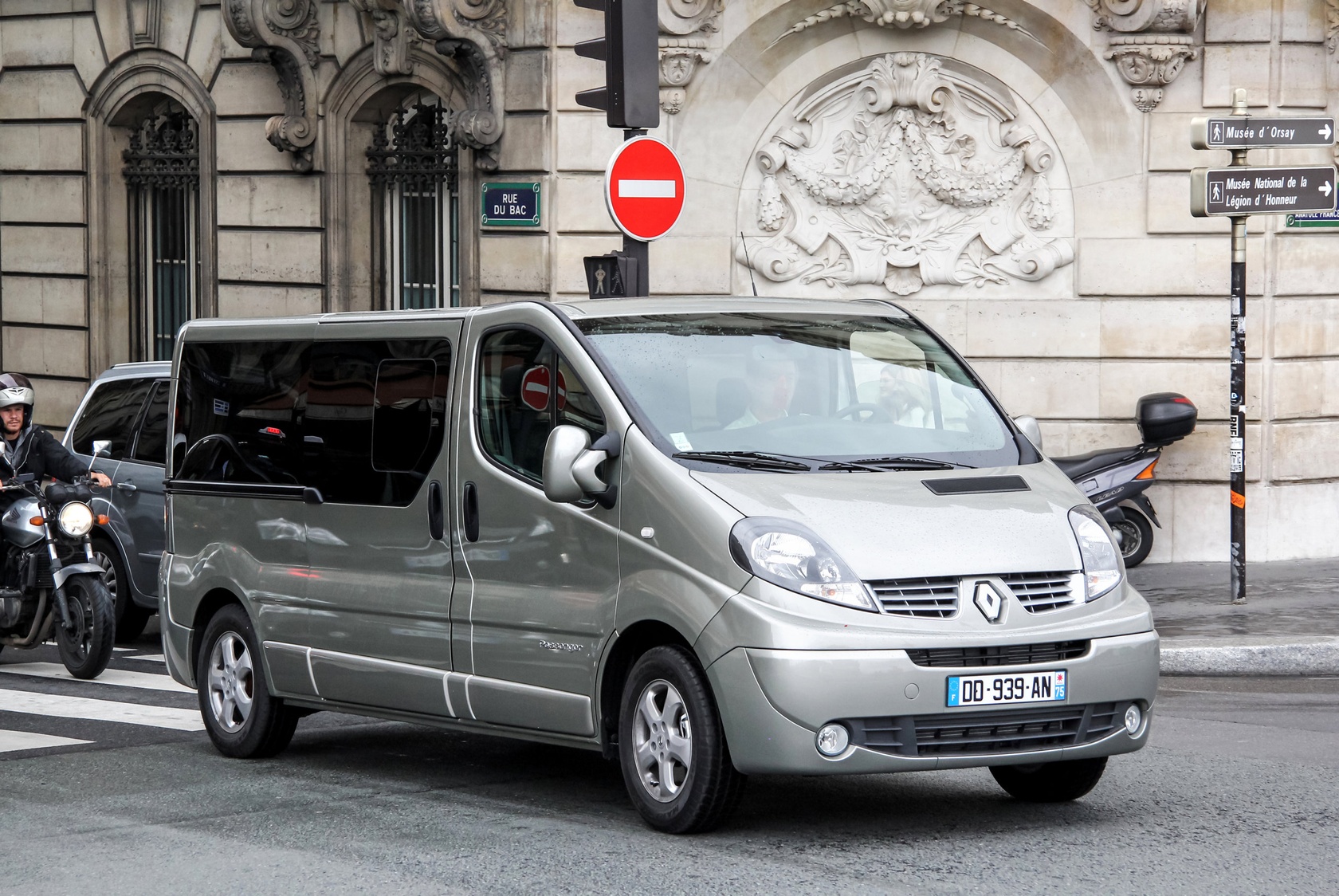 renault traffic - najpopularniejsze dostawczaki w październiku