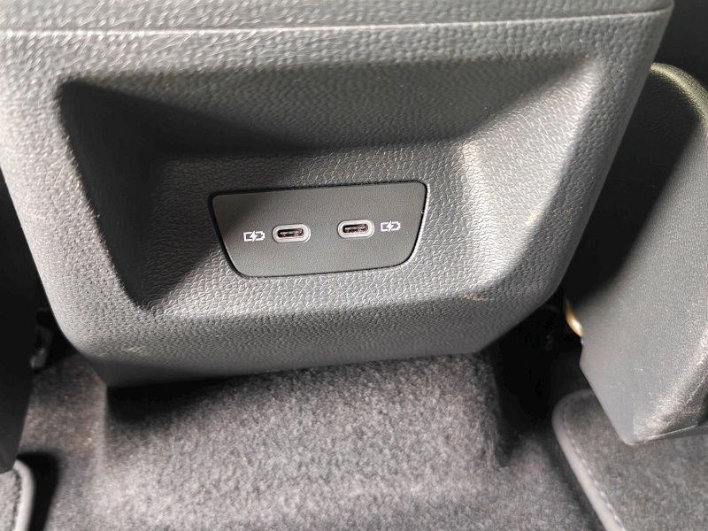 Volkswagen ID.7 - panel USB-C