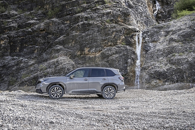 2025 Subaru Forester - bok