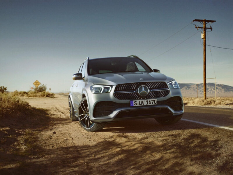 mercedes-benz GLE na poboczu