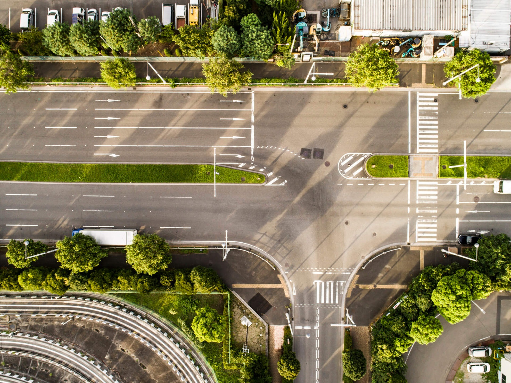 Eco-driving wcale nie oznacza zamulania na drodze i nudy. Ale nie oznacza też zamykania miast dla samochodów.