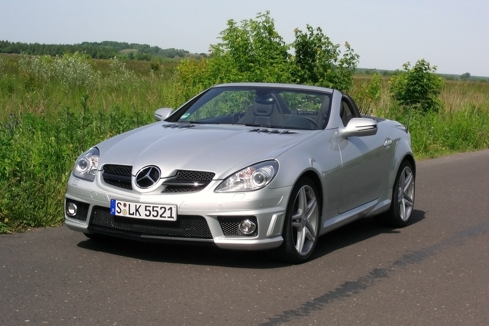 Kabriolet z hardtopem Mercedes-Benz SLK na polnej drodze