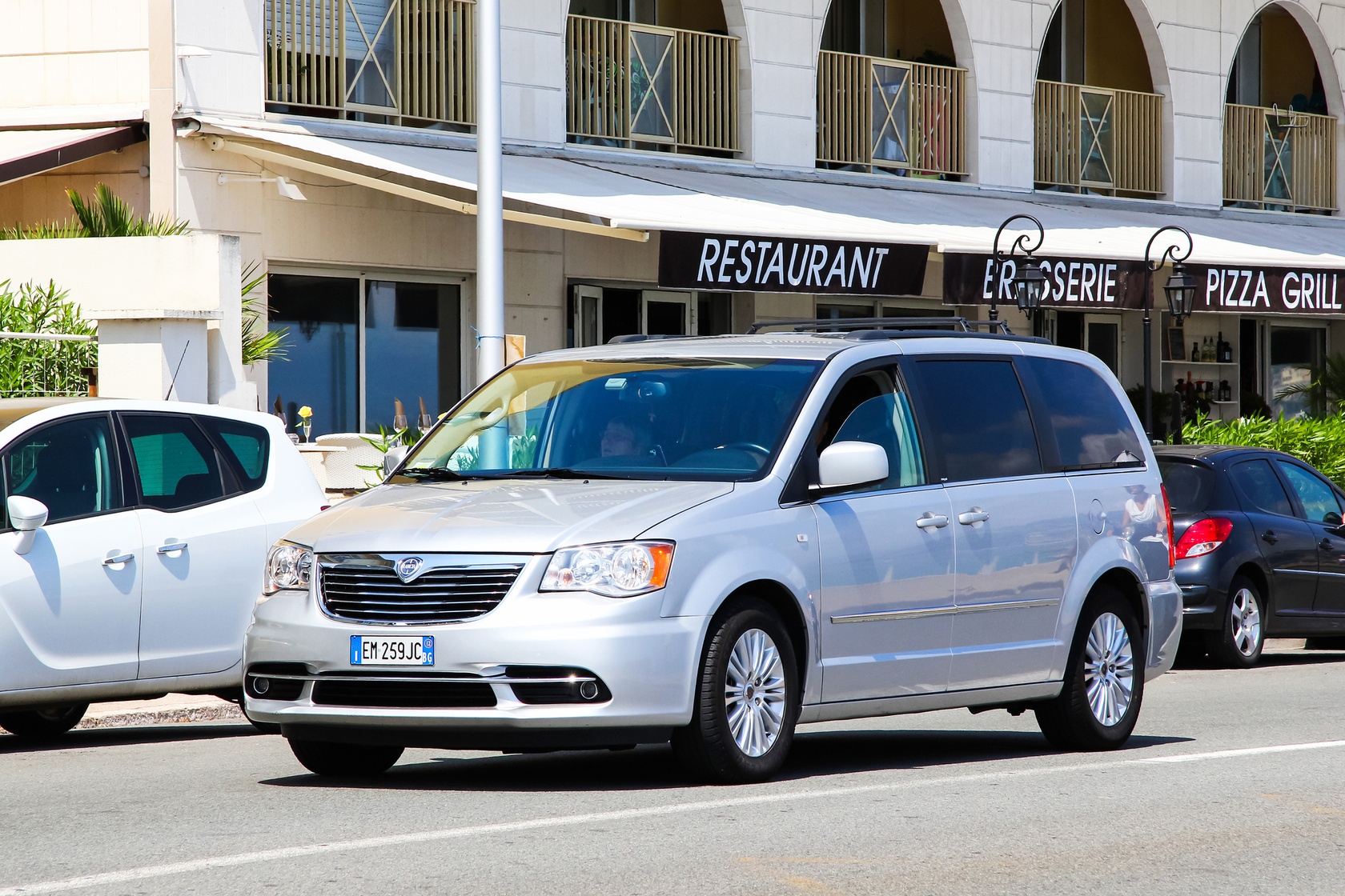 Minivan do 20 tys. Chrysler Town & Country.