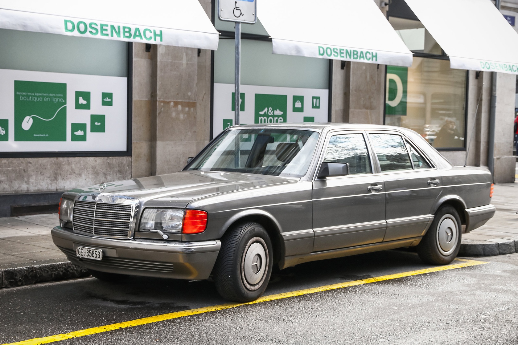 Mercedes W126 na postoju.