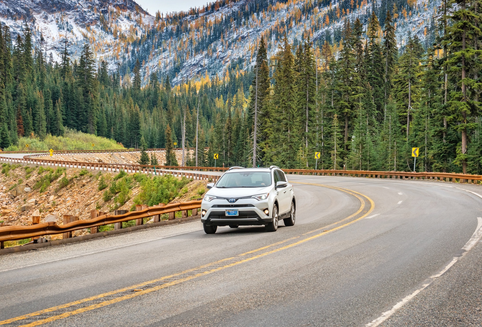 Toyota RAV 4 na górskiej trasie.