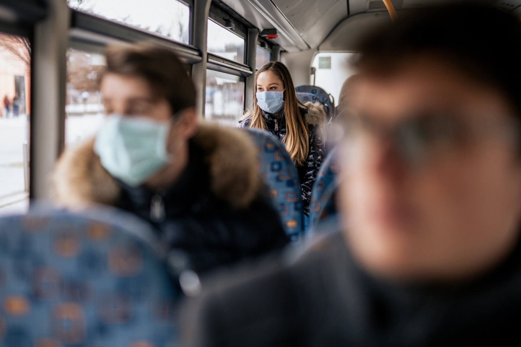 Zaufanie do publicznego transportu w czasie pandemii znacznie spadło. Wprowadzono też restrykcyjne zasady bezpieczeństwa, np. w komunikacji miejskiej.