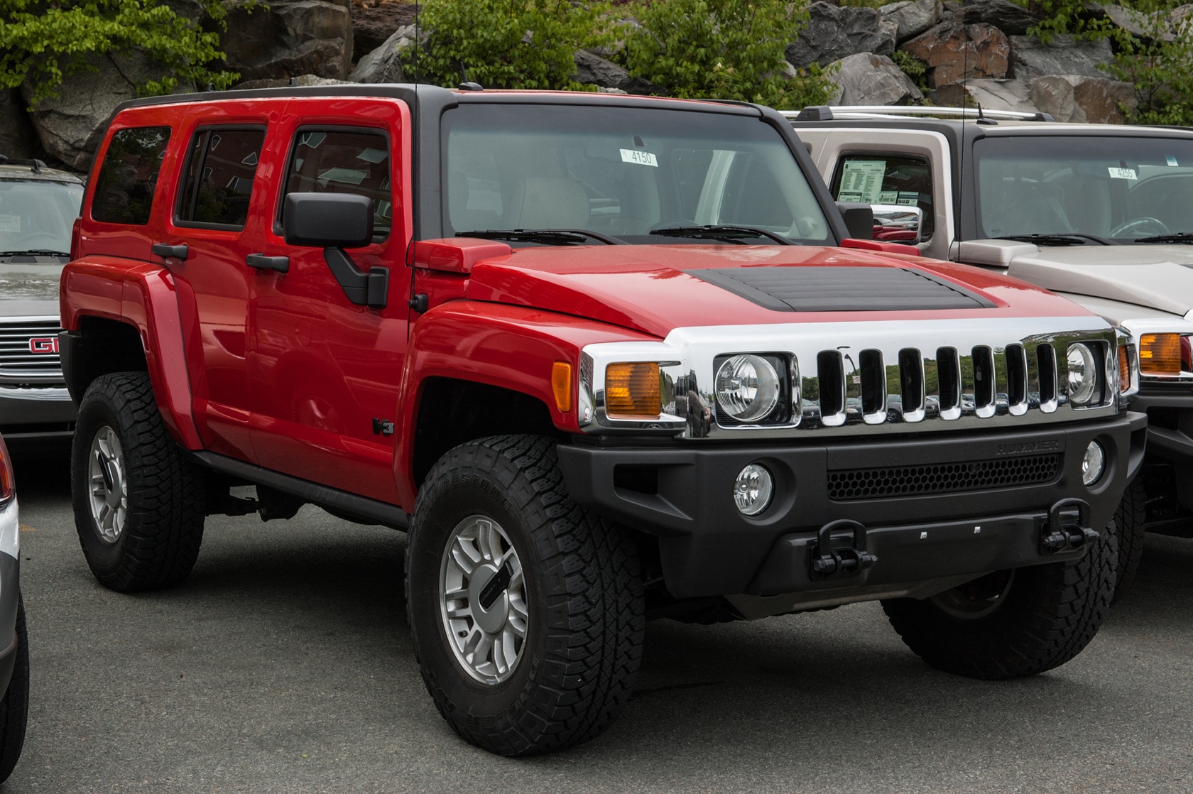 Hummer H3 widok od przodu - Motopedia