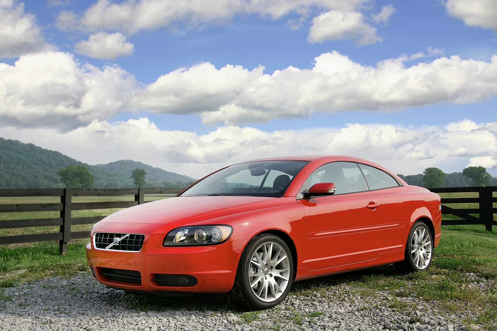 Czerwone Volvo C70 D5