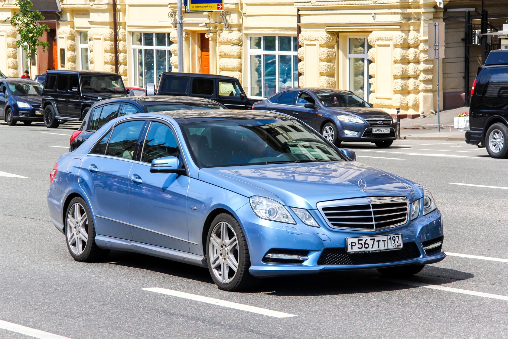 Błękitny Mercedes-Benz W212