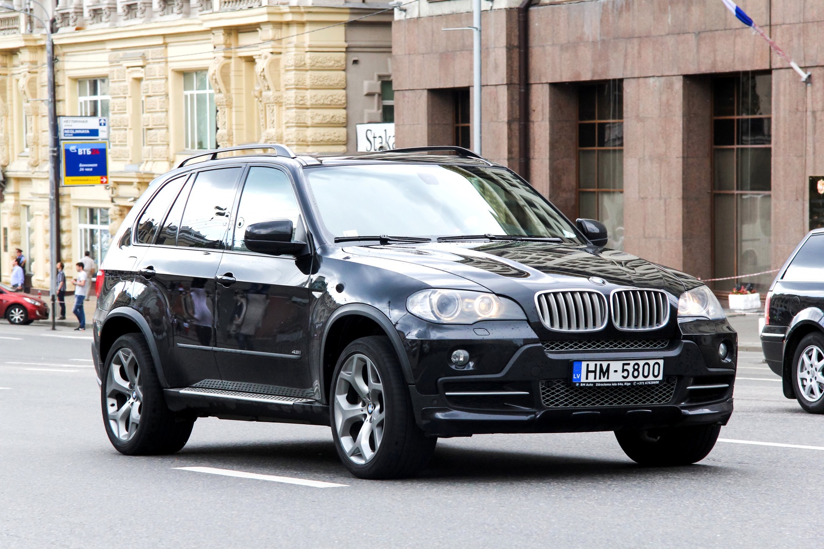 Czarny BMW X5 E70