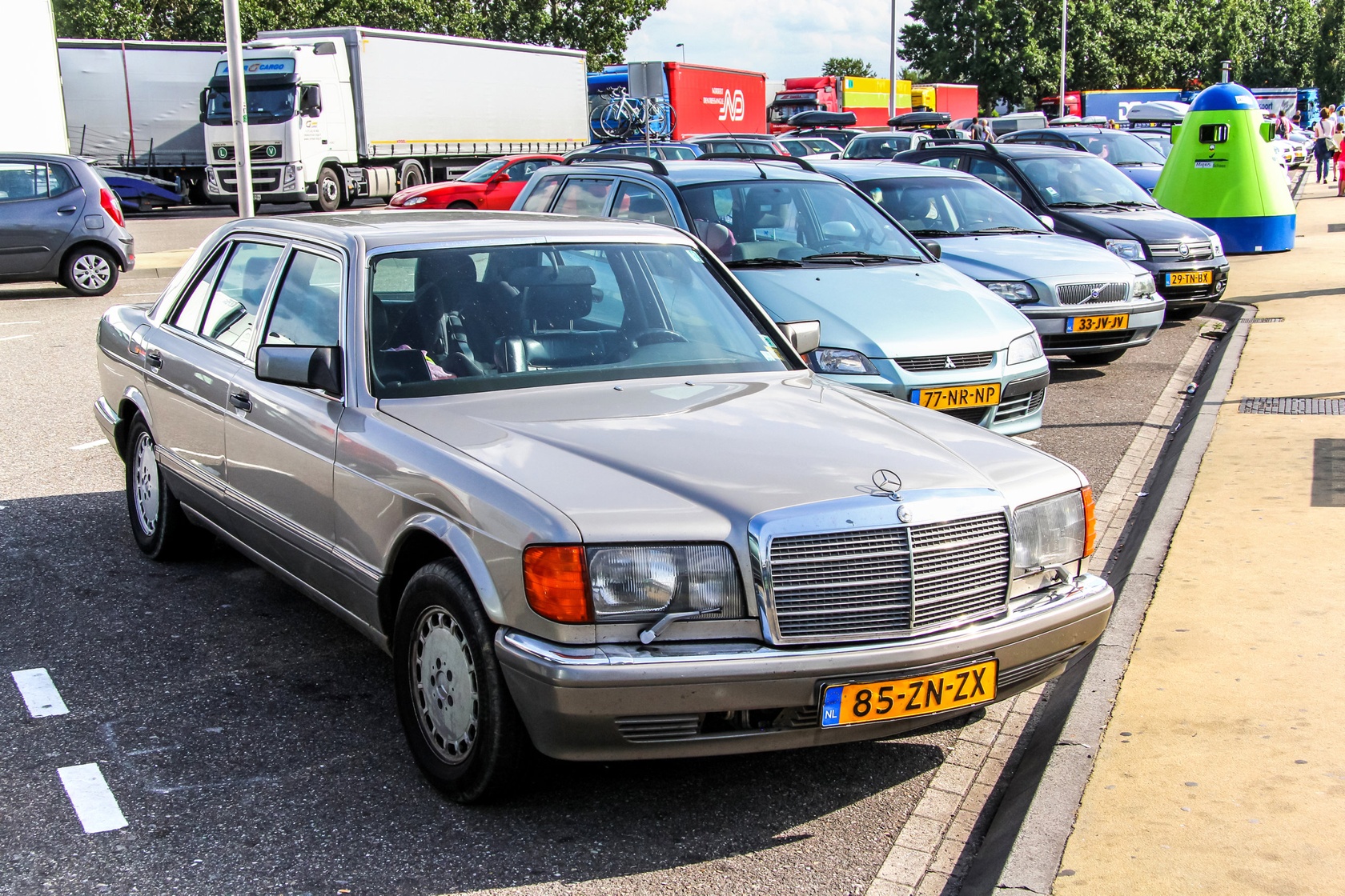 Mercedes W126 na parkingu.