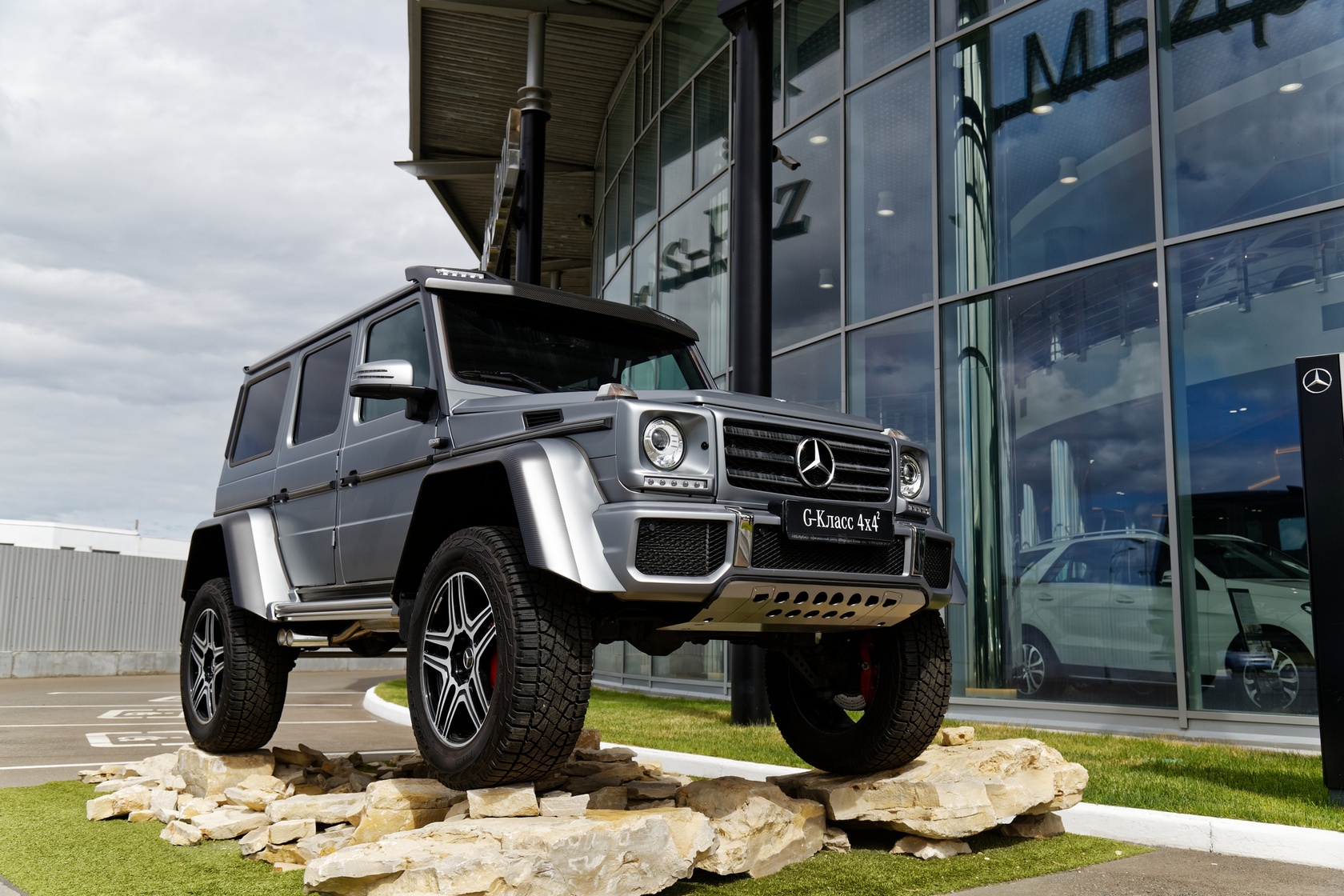 Srebrny Mercedes G klasy