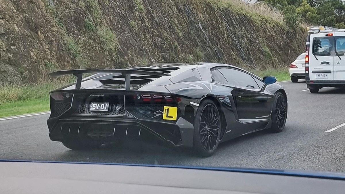 Na autostradzie uchwycono lamborghini z żółtym symbolem nauki jazdy. Fot. Melbourne Car Spotters