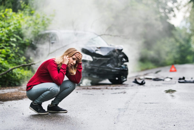 Kolizja kobieta uszkodzone auto wzywanie pomocy