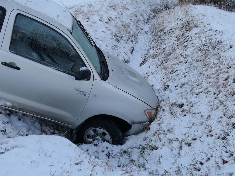 kolizja śnieg auto w rowie brak opon zimowych