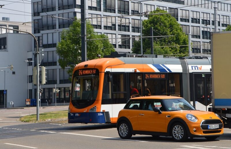 tramwaj auto skrzyżowanie