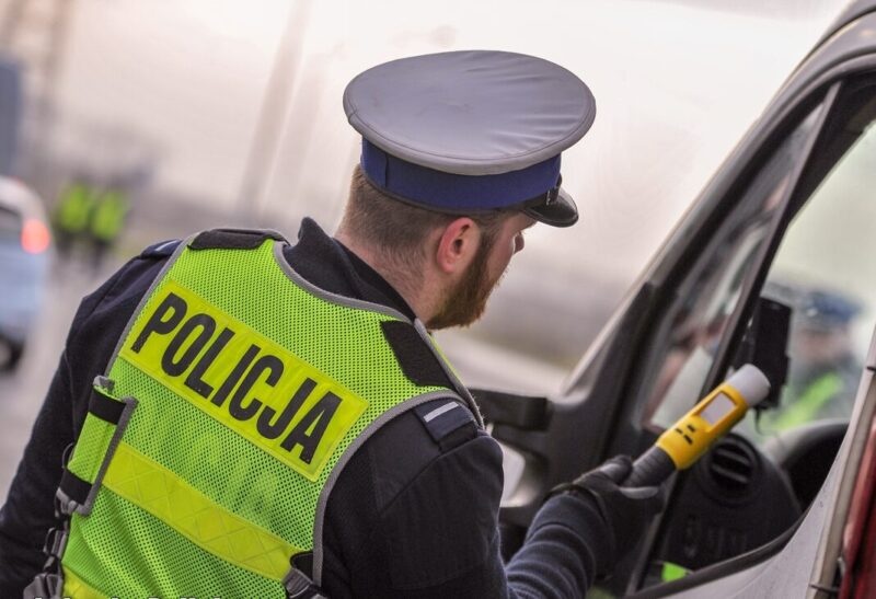 Alkomat badanie policjant auto odmowa dmuchania