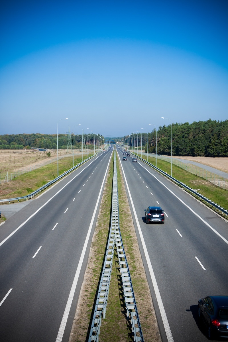 autostrada dwa pasy ruchu wyprzedzanie z prawej strony