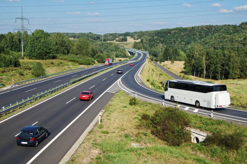 autostrada włączanie do ruchu auta prawy pas