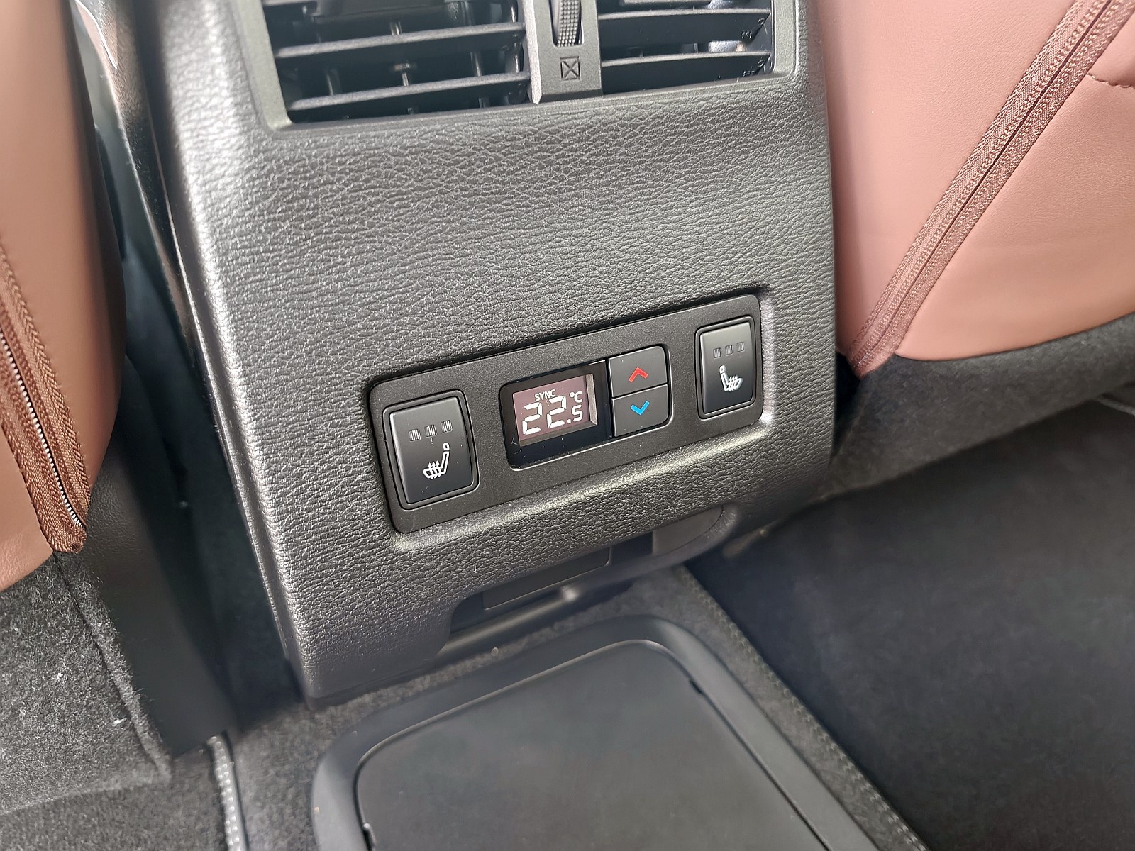 2025 Mitusbishi Outlander PHEV - panel klimatyzacji