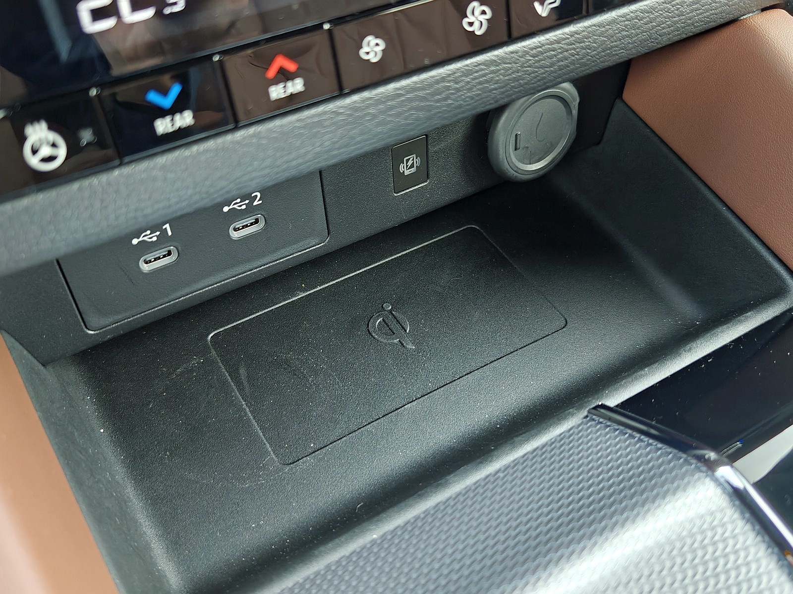 2025 Mitusbishi Outlander PHEV - ładowarka