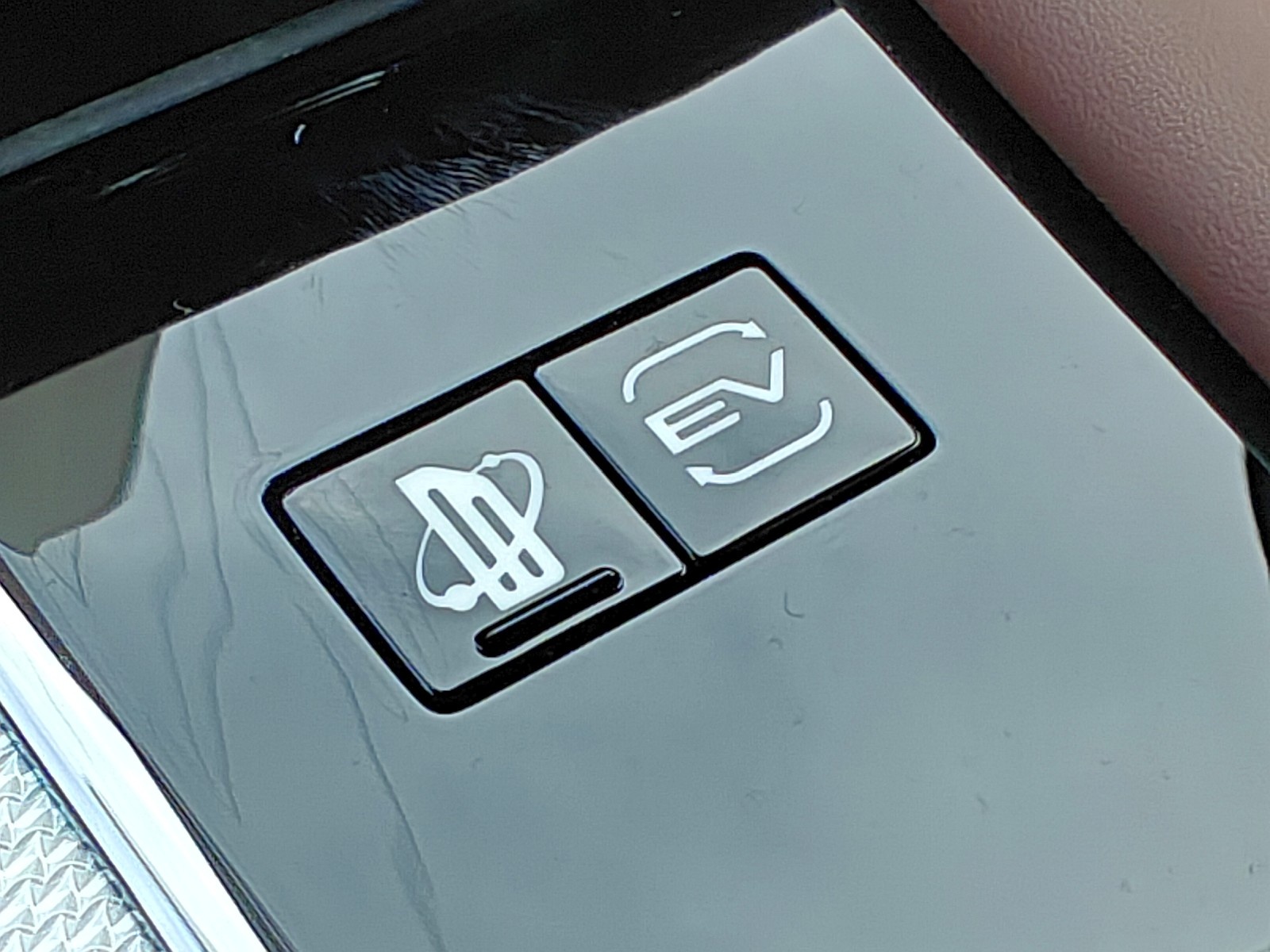 2025 Mitusbishi Outlander PHEV - przyciski