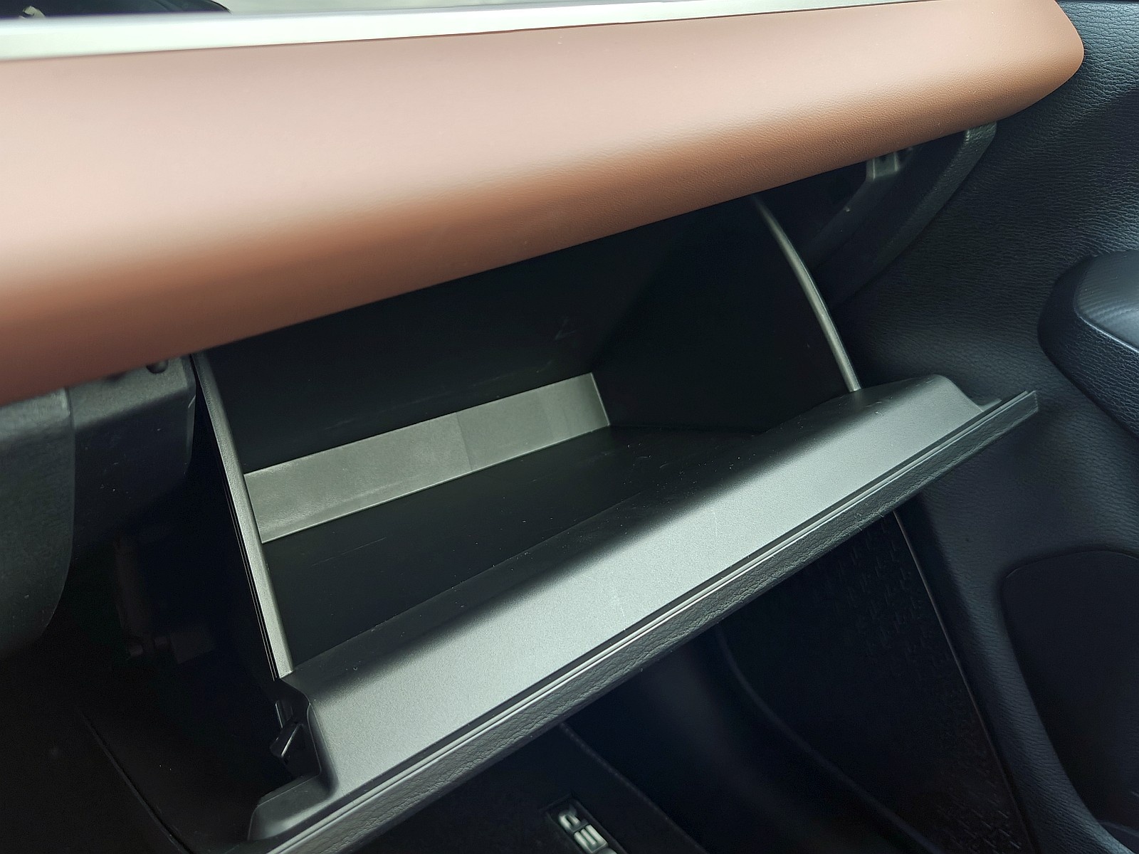 2025 Mitusbishi Outlander PHEV - schowek