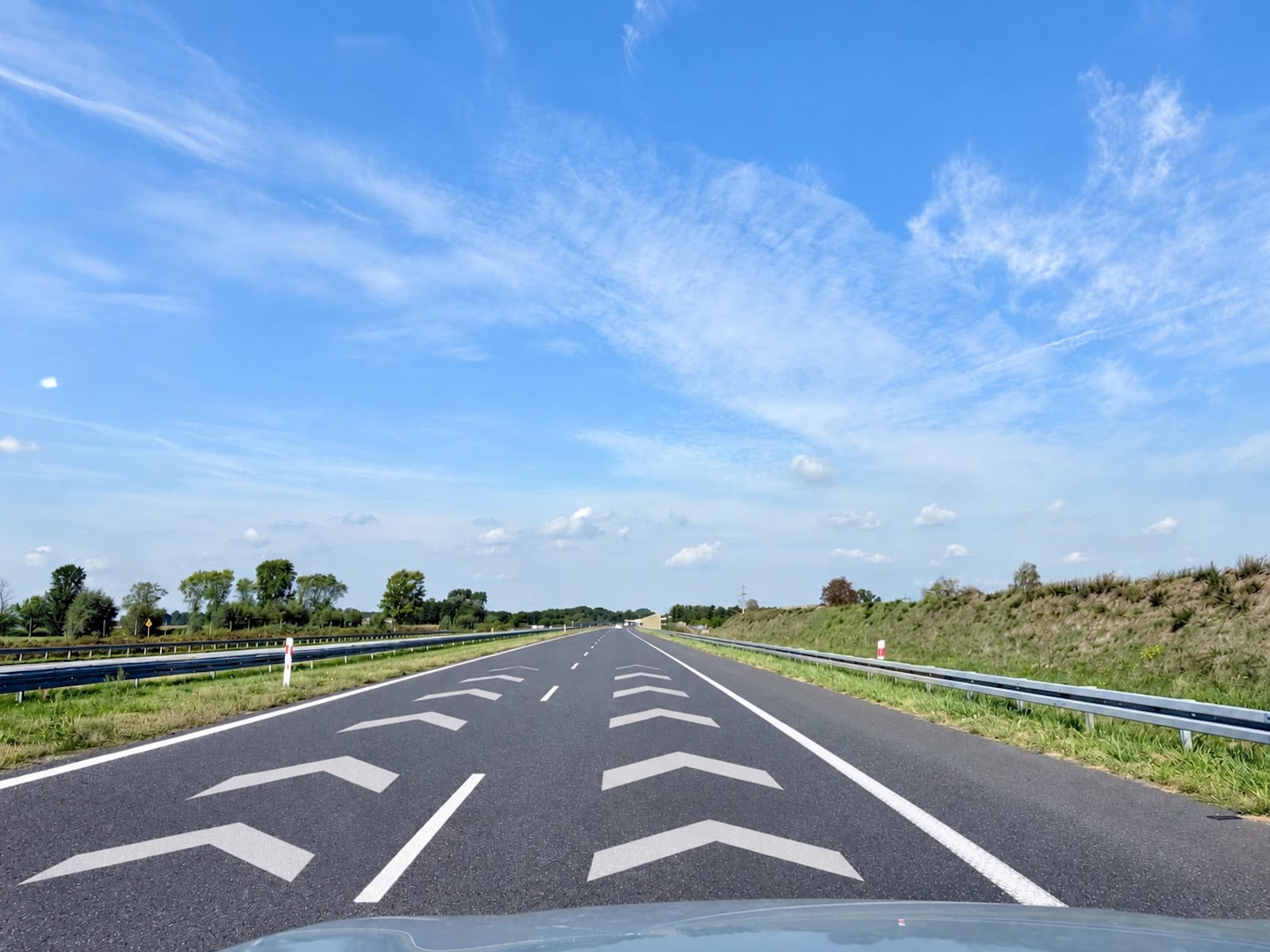 autostrada z nowym znakiem szewronami na pasach ruchu